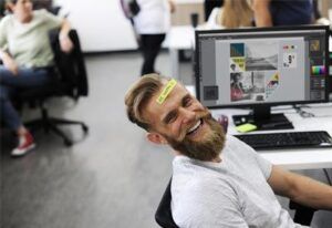 sjovere med jokes på arbejdspladsen